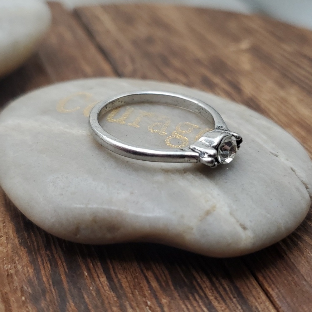 R570 size 6.5 stunning solitaire ring 💍 wedding bridal engagement bride - Picture 3 of 3